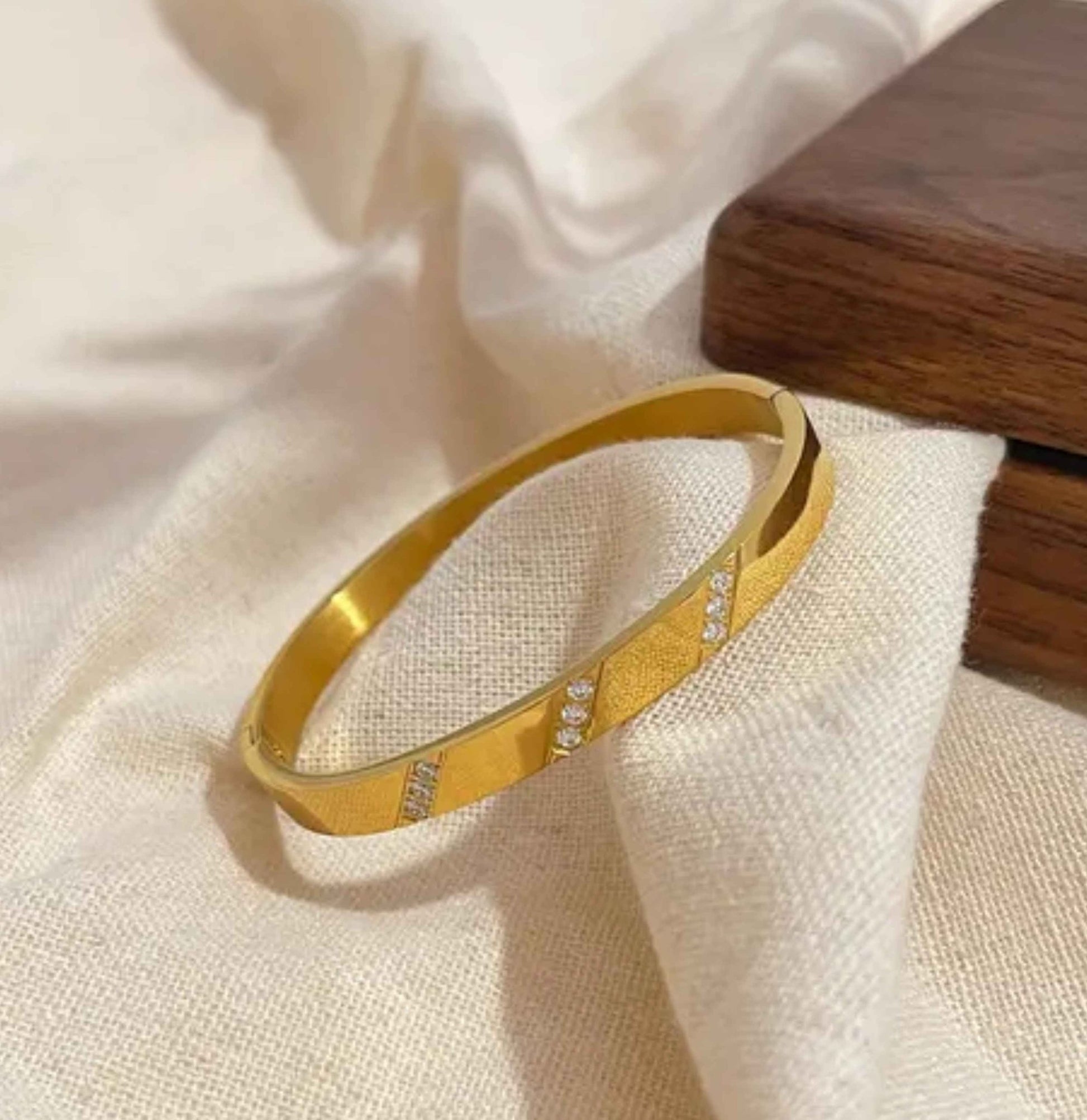 Dainty Gold plated bracelet - Ribbon of summer